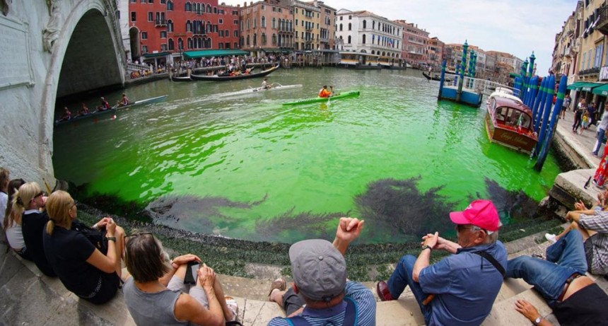  Las aguas del Gran Canal de Venecia aparecieron teñidas de verde fosforescente 